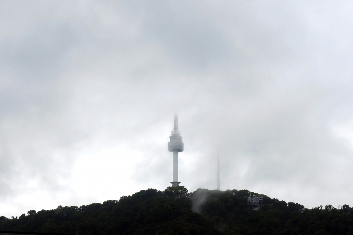 ▲서울 남산 서울타워가 안개로 덮혀있다. (뉴시스)