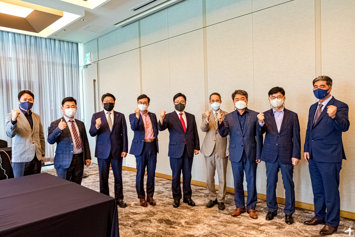 ▲24일 그랜드인터콘티넨탈 서울에서 열린 '지에이치비 앤 마블스 미팅(GHB & MARVELS meeting)'에서 참가자들이 회의에 앞서 기념사진을 찍고 있다. (사진제공=코리아씨이오서밋)