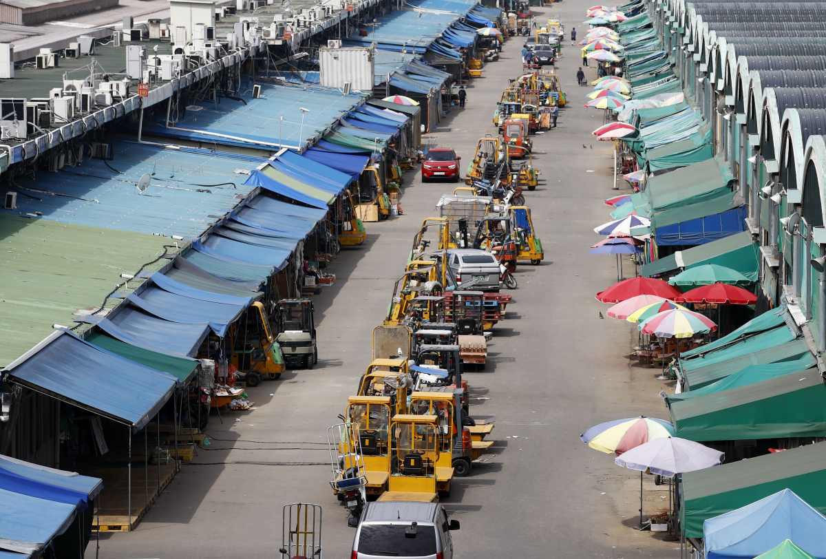 ▲23일 오전 서울 송파구 가락농수산물종합도매시장이 한산한 모습을 보이고 있다. 지난 18일 가락시장 종사자 1명이 코로나19 최초 확진 후 이날까지 관련 확진자가 16명으로 늘었다.  (뉴시스)