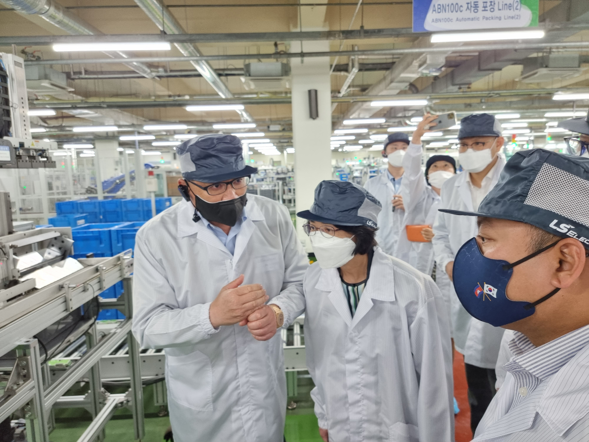 ▲LS일렉트릭은 25일 아세안 국가 주한대사 10명으로 구성된 ‘아세안 커미티 인 서울(ASEAN Committee in Seoul)’ 회원들에게 국내 최고 수준의 LS일렉트릭 청주스마트팩토리 현장을 소개하고, 향후 아세안 지역 사업 협력 방안에 대해 논의했다고 밝혔다. 구자균 LS일렉트릭 회장(왼쪽 첫번째)이 주한 아세안 대사들에게 LS일렉트릭 스마트팩토리 기술을 직접 설명하고 있다. (사진제공=LS일렉트릭)