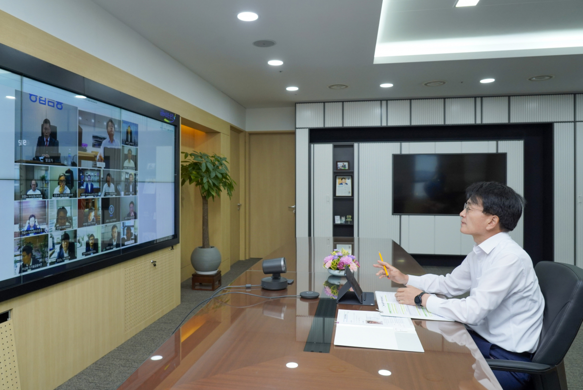 ▲농협금융 손병환 회장과 계열사 CEO들이 최고경영자 협의회에서 ESG 전문가 초빙 강연을 듣고 있다.