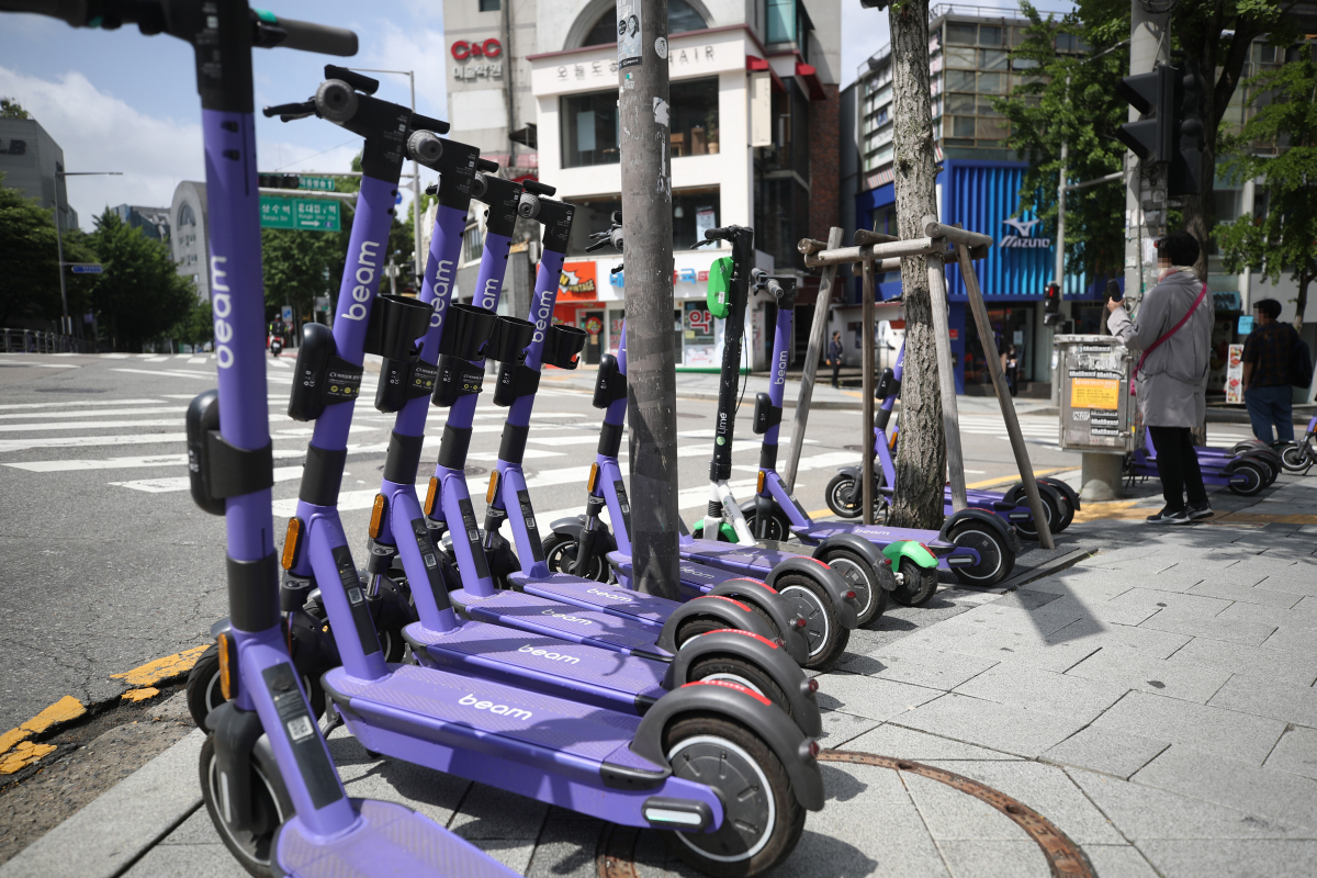 ▲25일 서울 홍대 인근에 전동킥보드가 여러 대 놓여 있다.  (연합뉴스)