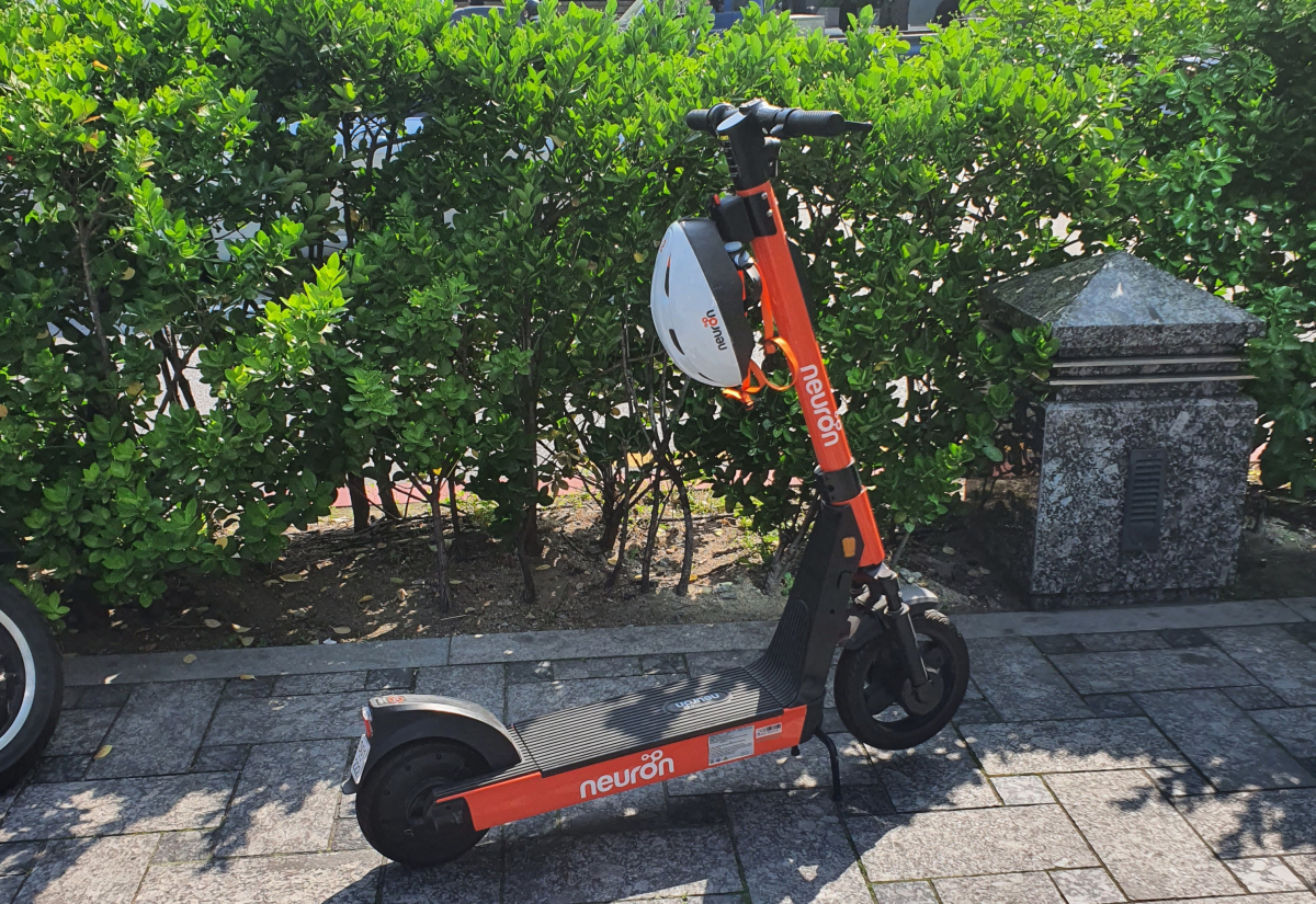 ▲한 업체의 공유 전동 킥보드에 헬멧이 부착돼 있다.  (이다원 기자 leedw@)