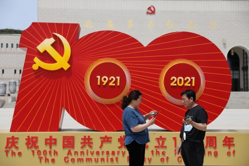 ▲중국이 7월 1일 공산당 창당 100주년 기념식을 준비 중인 가운데 산시성의 한 기념 조형물 앞에 10일 사람들이 서 있다. 산시성/로이터연합뉴스
