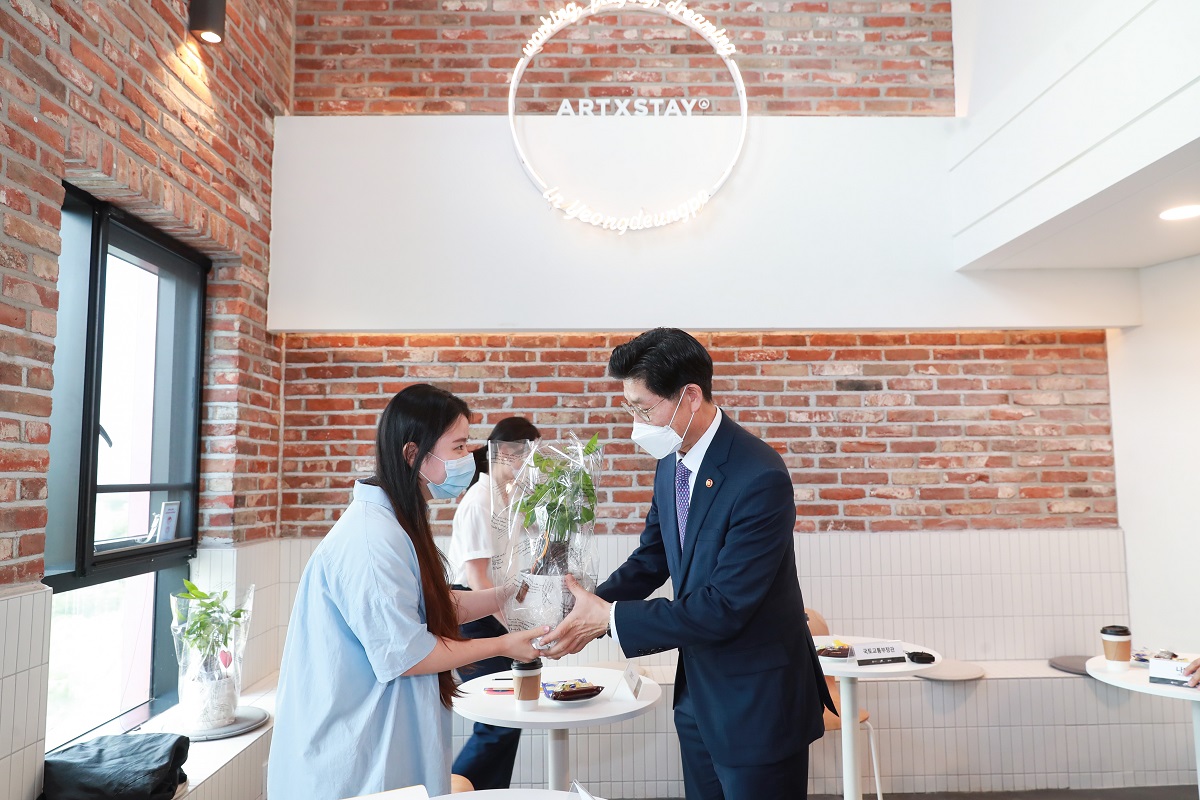 ▲노형욱(오른쪽) 국토교통부 장관이 25일 서울 영등포구에 위치한 테마형 청년주택 아츠스테이를 방문해 청년들과 인사를 나누고 있다. (사진제공=국토교통부)