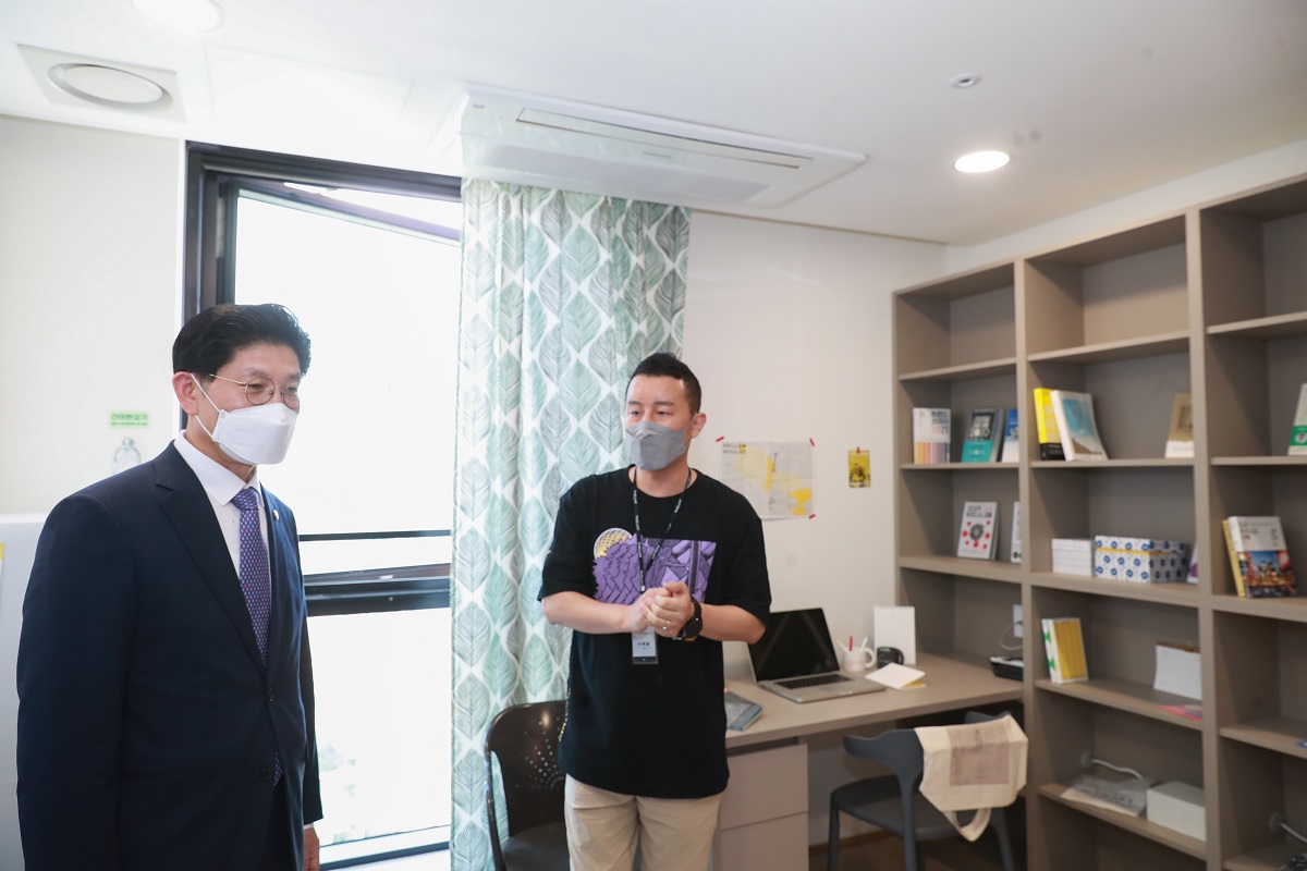 ▲노형욱(오른쪽) 국토교통부 장관이 25일 서울 영등포구에 위치한 테마형 청년주택 아츠스테이를 방문해 아츠스테이에 대한 설명을 듣고 있다. (사진제공=국토교통부)
