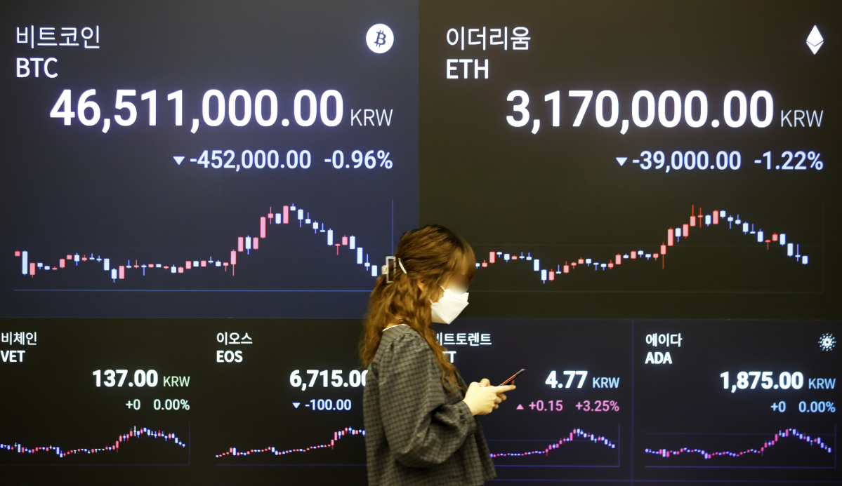 ▲25일 오전 서울 강남구 암호화폐거래소 업비트 라운지에 비트코인과 알트코인(비트코인을 제외한 모든 암호화폐) 시세가 표시되고 있다. (뉴시스)