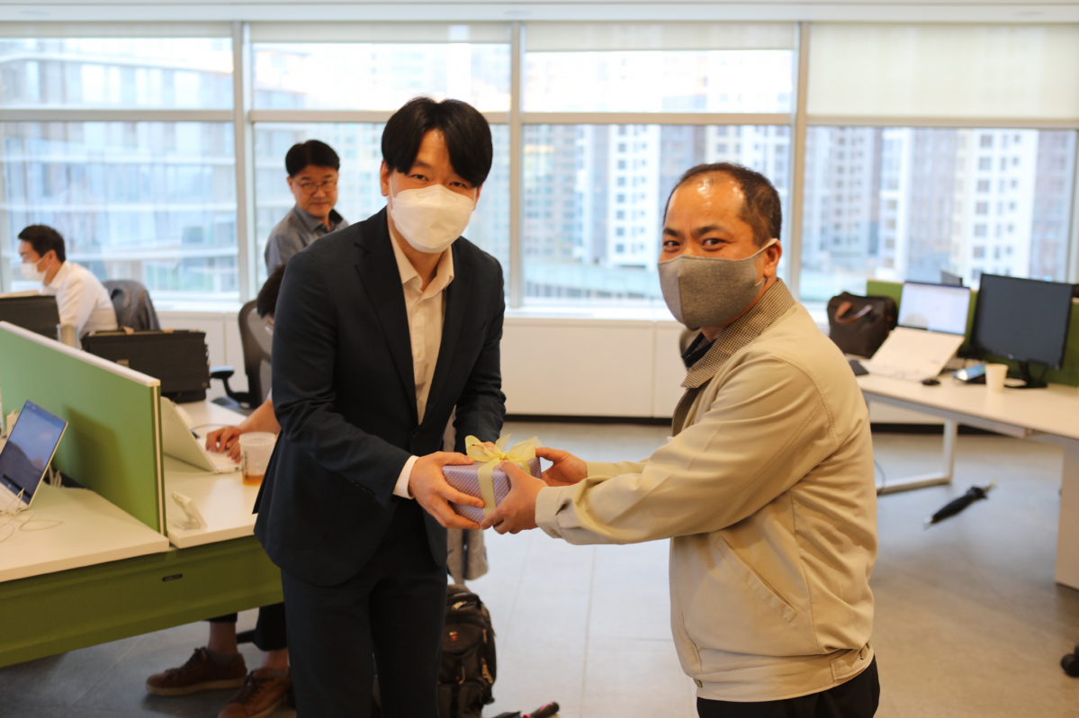 ▲LS일렉트릭이 노사파트너십데이를 개최하고 코로나19 위기 극복에 노사가 적극 협력키로 했다. 사진은 서울 용산타워에서 열린 이날 행사에서 유영식 LS일렉트릭 노조위원장(오른쪽)이 영업사원에게 응원키트를 전달하고 기념촬영을 하고 있는 모습. (사진제공=LS일렉트릭)