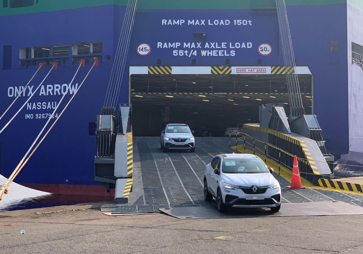 ▲글로벌 르노 그룹 내에서 한국은 뚜렷한 연구개발 역량을 입증하고 있다. 고급차와 SUV 분야에선 주도권을 쥐고 있는 것. 대표적인 사례가 XM3(수출명 아르카나) 개발이다. 러시아산은 보급형으로 러시아 현지에서만, 한국산은 고급형 모델로 러시아를 제외한 유럽 전역에서 팔린다. 사진은 프랑스에서 하역 중인 아르카나의 모습. (사진제공=르노삼성)