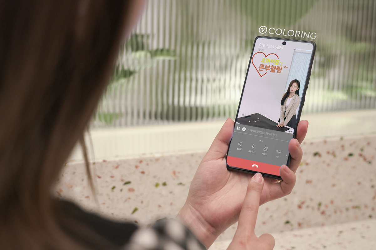 ▲SKT 고객이 V컬러링을 보고 있다. (사진제공=SKT)