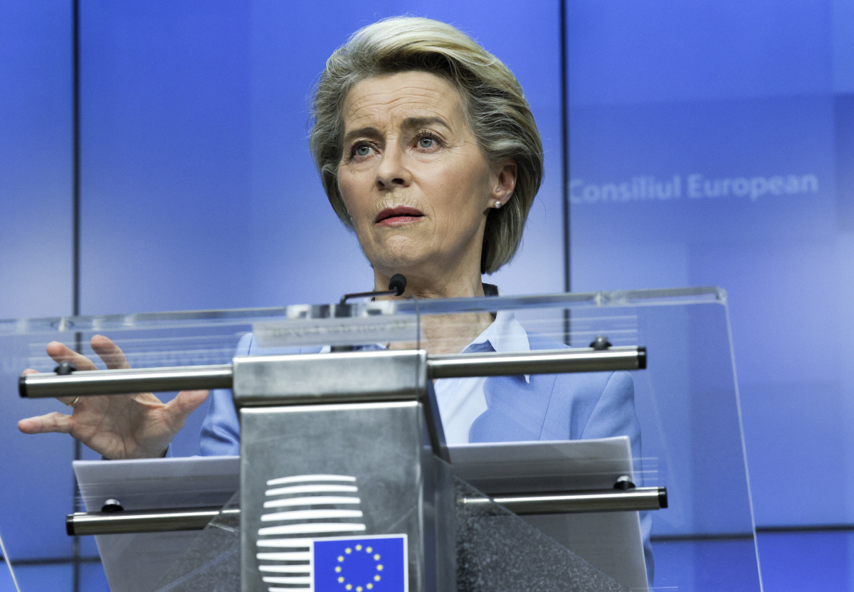 ▲우르줄라 폰데어라이엔 EU 집행위원장이 25일(현지시간) 벨기에 브뤼셀에서 열린 EU 임시 회의에서 발언하고 있다. 브뤼셀/EPA연합뉴스