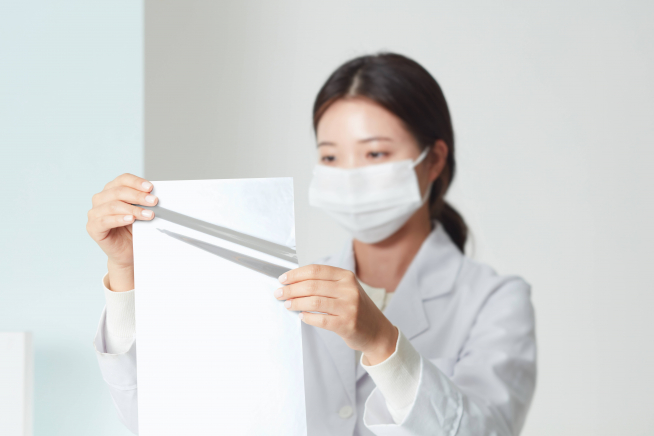 ▲코오롱인더스트리 연구원이 재생 플라스틱 원료로 만든 필름을 들어보이고 있다. (사진제공=코오롱인더스트리)