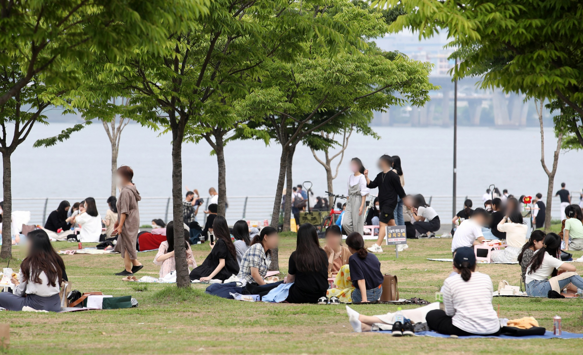 ▲23일 오후 서울 영등포구 여의도 한강공원에서 시민들이 휴식을 취하고 있다. 정부는 23일 종료되는 현행 사회적 거리두기(수도권 2단계, 비수도권 1.5단계) 및 5인 이상 사적 모임 금지 등 방역 조치를 오는 24일부터 다음 달 13일까지 3주간 연장한다고 밝혔다.  (뉴시스)