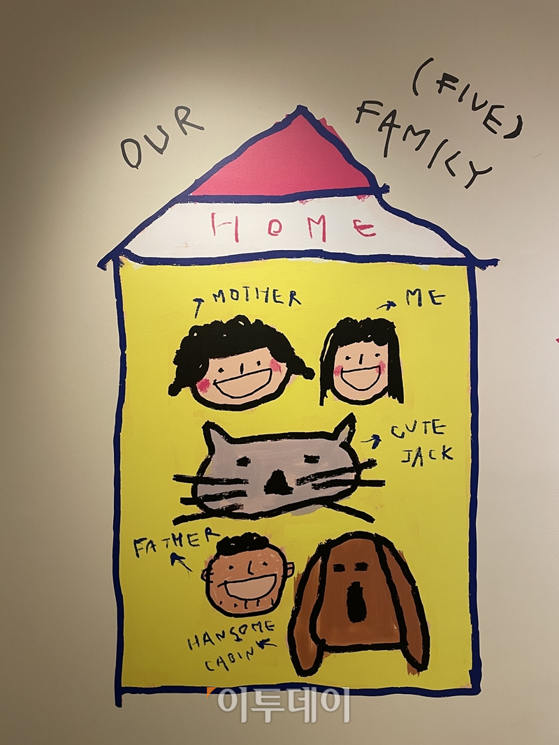 ▲드로잉페이퍼 작가의 가족 그림은 새로운 가족 형태를 제안하고 있다. (김소희 기자 ksh@)