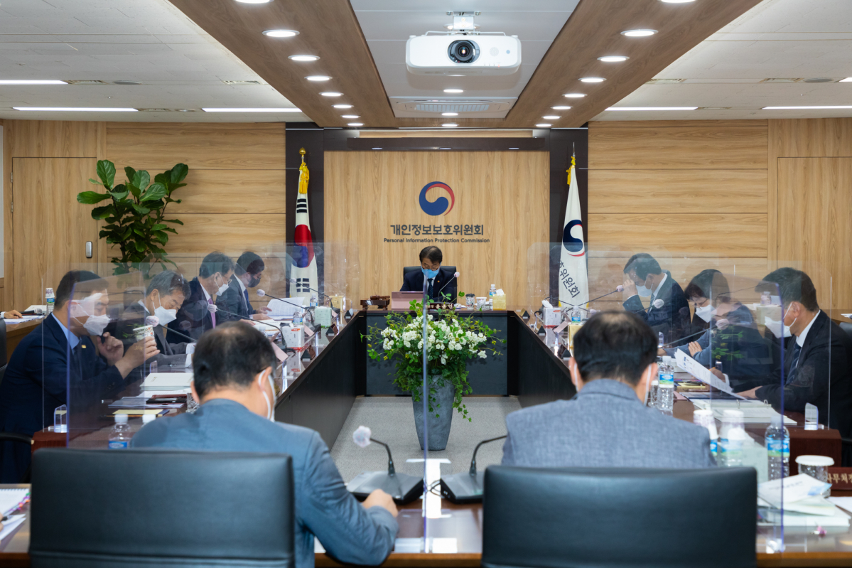 ▲윤종인 개인정보보호위원회 위원장이 26일 오전 정부서울청사 4층 대회의실에서 제9회 전체회의 개회선언을 하고 있다. (사진제공=개인정보위)