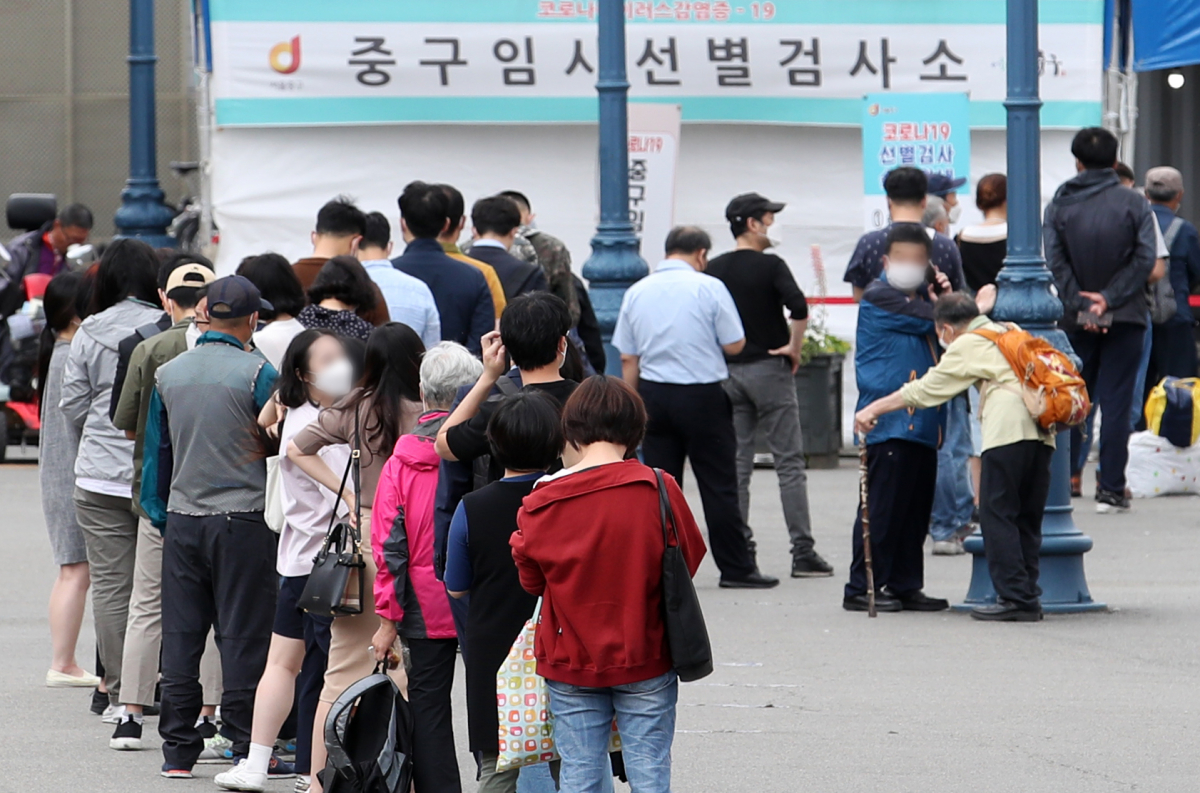 ▲26일 오후 서울 중구 서울역 임시선별검사소를 찾은 시민들이 검사를 받기 위해 줄을 서고 있다. (뉴시스)