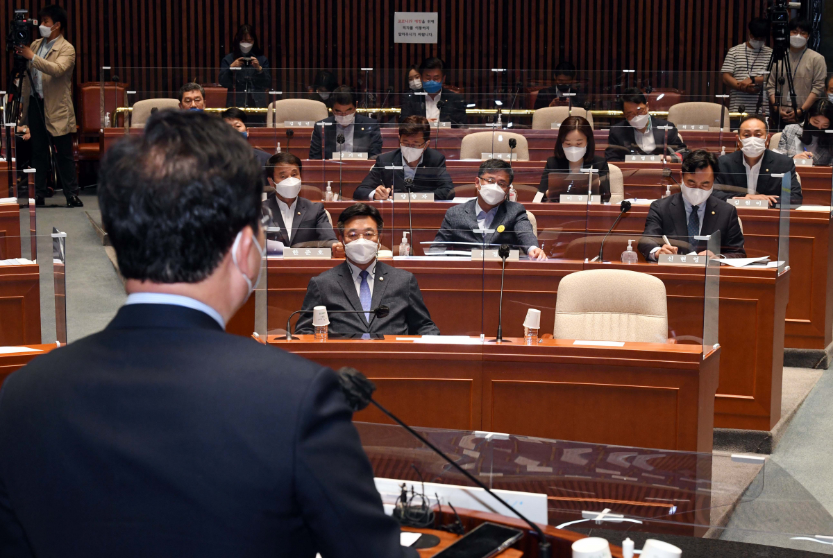 ▲지난 25일 서울 여의도 국회 예결위회의장에서 열린 더불어민주당 의원총회에서 의원들이 송영길 대표의 발언을 듣고 있다. (뉴시스·공동취재사진단)