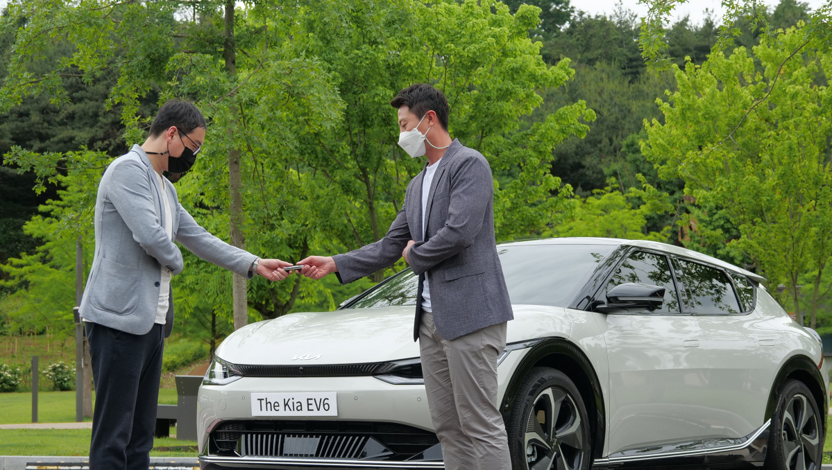 ▲기아가 전기차 고객의 충전 편의성을 강화하기 위해 픽업 충전 시범 서비스를 출시했다. (사진제공=기아)