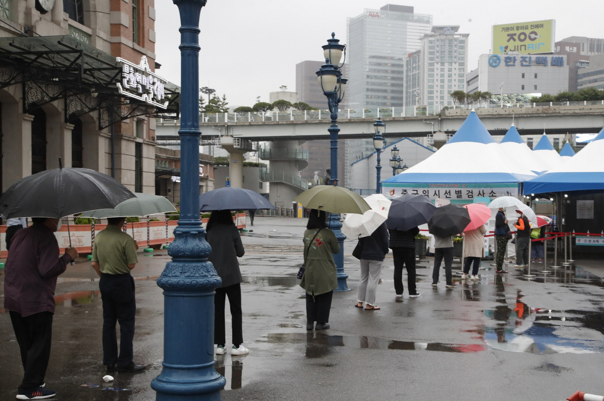 ▲27일 서울역 코로나19 선별진료소에서 검사를 받으려는 시민들이 줄서 있다. (뉴시스)