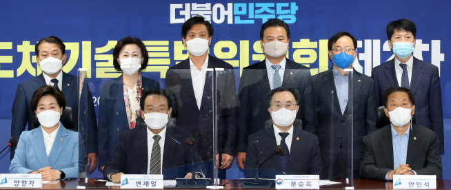 ▲27일 오전 국회 의원회관에서 열린 더불어민주당 반도체기술특별위원회 제2차 회의에서 변재일 반도체특별위원회 위원장과 문승욱 산업통상자원부 장관 등 참석자들이 기념촬영하고 있다. (연합뉴스)