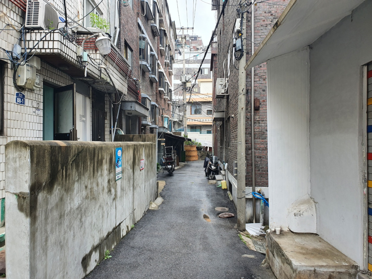 ▲서울시가 ‘재개발 규제 완화’를 골자로 한 공급대책을 발표하면서 도시재생사업 1호로 추진됐던 창신뉴타운이 주목받고 있다. 서울 종로구 창신동 일대 골목 전경. (이동욱 기자 toto@)