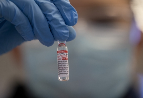 ▲한 연구원이 러시아산 신종 코로나바이러스 감염증(코로나19) 백신 ‘스푸트니크 V’를 들고 있다. AP연합뉴스
