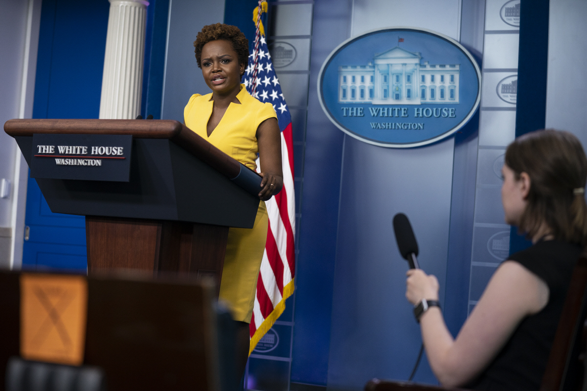 ▲미국 백악관에서 26일(현지시간) 카린 장-피에르 백악관 수석 부대변인이 출입기자단에 브리핑을 하고 있다. 워싱턴/AP연합뉴스