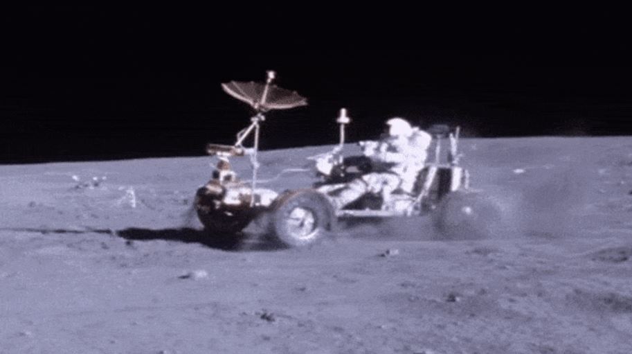 ▲아폴로 16호 사령관 존 영이 1972 년 4월 21일 달 표면에 착륙해 월면차(LRV)를 타고 이동하고 있다. 출처 미 항공우주국(NASA) 
