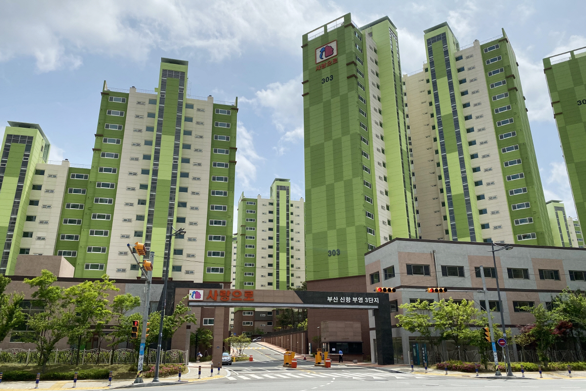 ▲부영그룹이 경남 창원시 진해구 용원동에서 공급하는 ‘부산신항 3ㆍ4단지 사랑으로 부영’ 아파트. (사진제공=부영그룹)