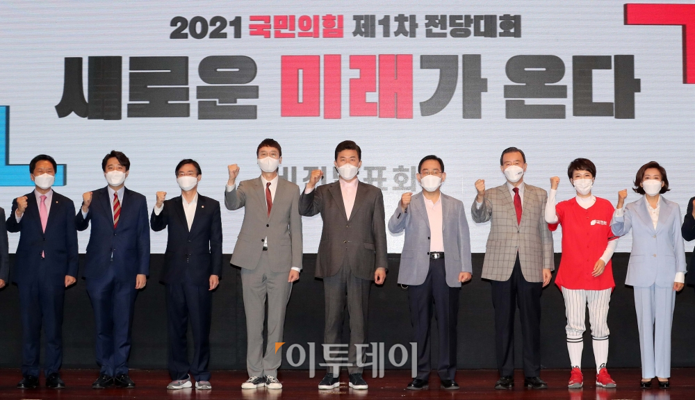 ▲국민의힘 당 대표 후보들이 25일 오전 서울 마포구 누리꿈스퀘어 국제회의장에서 열린 제1차 전당대회 후보자 비전발표회에 앞서 기념촬영을 하고 있다. 사진은 왼쪽부터 김기현 당 대표 권한대행, 이준석, 조경태, 김웅, 윤영석, 주호영, 홍문표, 김은혜, 나경원 후보. (국회사진취재단)