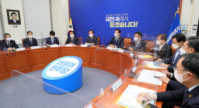 ▲김부겸 국무총리(왼쪽 다섯번째)가 28일 서울 여의도 국회에서 열린 당정청협의회에서 발언하고 있다.  (연합뉴스)