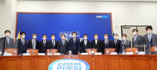 ▲더불어민주당 송영길 대표, 김부겸 국무총리 등이 28일 서울 여의도 국회에서 열린 당정청협의회에서 기념촬영을 하고 있다. 왼쪽부터 구윤철 국무조정실장, 노형욱 국토부 장관, 이인영 통일부 장관, 정의용 외교부 장관, 더불어민주당 윤관석 사무총장, 김부겸 국무총리, 송영길 대표, 윤호중 원내대표, 서훈 청와대 국가안보실장, 서욱 국방부 장관, 문승욱 산업통상자원부 장관, 권덕철 보건복지부 장관, 이호승 청와대 정책실장, 박완주 민주당 정책위의장. (연합뉴스)