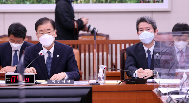 ▲정의용 외교부 장관(왼쪽)이 28일 오전 서울 여의도 국회에서 열린 외교통일위원회 전체회의에 출석해 의원 질의에 답하고 있다. 오른쪽은 이인영 통일부 장관. (연합뉴스)