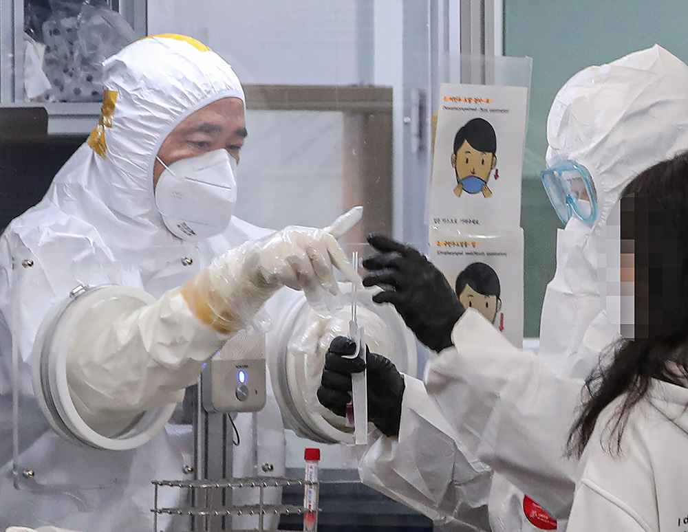 ▲ 28일 오전 서울 송파구 보건소에 마련된 신종 코로나바이러스 감염증(코로나19) 선별검사소에서 관계자들이 분주하게 검사를 진행하고 있다. (연합뉴스)