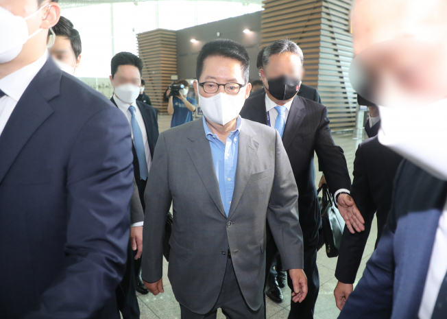 ▲미국을 방문하는 박지원 국가정보원장이 26일 영종도 인천국제공항 2터미널에서 출국장으로 향하고 있다. (연합뉴스)