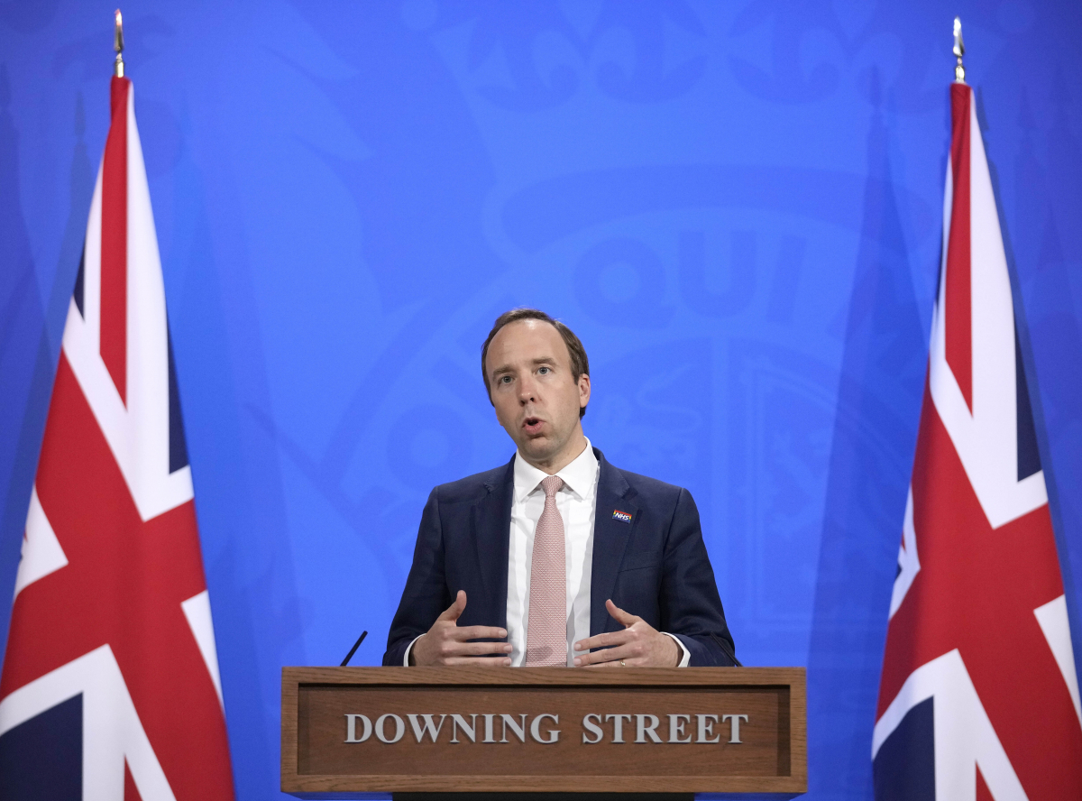 ▲맷 핸콕 영국 보건부 장관이 27일(현지시간) 런던 총리 관저에서 기자회견을 하고 있다. 런던/AP뉴시스 