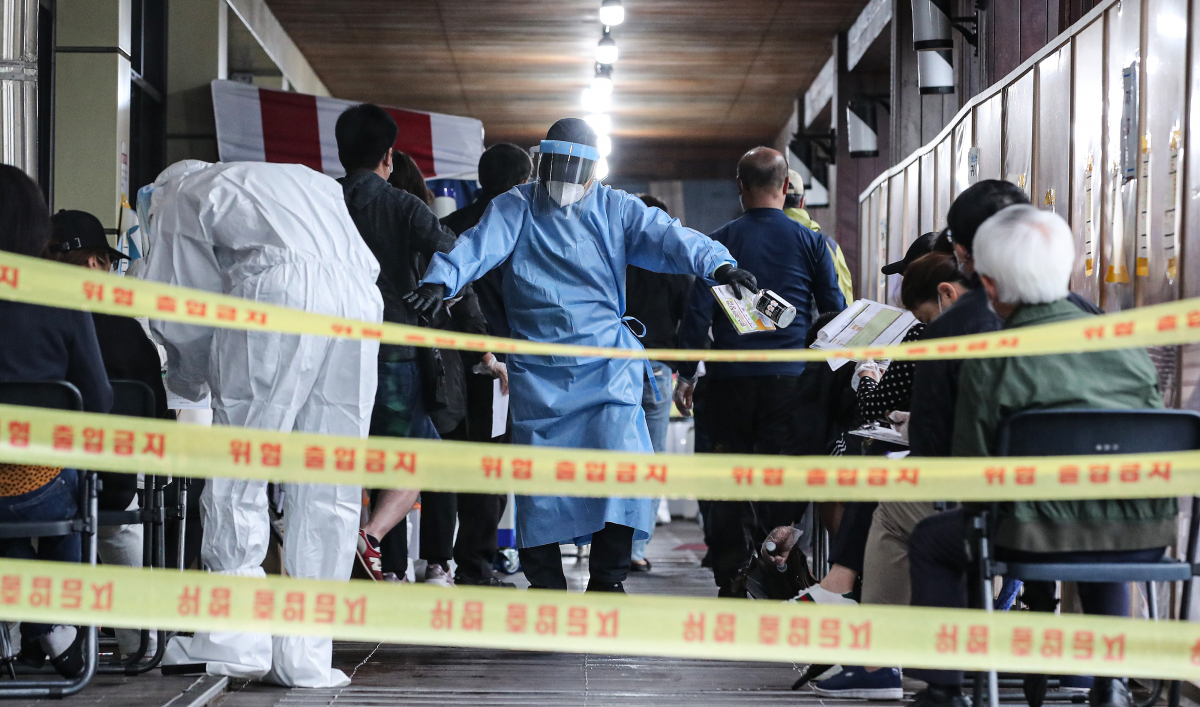 ▲28일 오전 서울 송파구 보건소에 마련된 신종 코로나바이러스 감염증(코로나19) 선별검사소에서 관계자들이 분주하게 시민들을 안내하고있다.    보건 당국이 발표한 코로나19 신규 확진자는 587명으로 사흘 만에 500명대로 내려왔다. (연합뉴스)