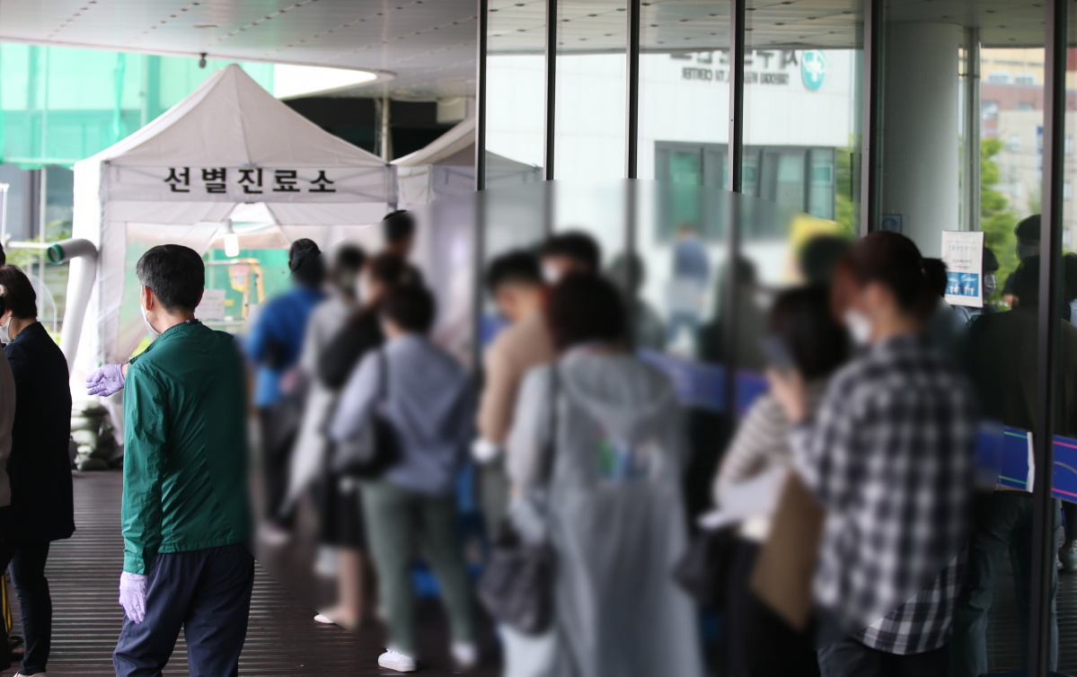 ▲27일 오전 광주 서구청 선별진료소에서 신종 코로나바이러스 감염증(코로나19) 진단검사를 받으려는 시민들이 줄을 서 있다. 광주에선 터미널과 극장, 식당 등이 밀집한 광주 유스퀘어에서 코로나19 확진자가 잇따르며 검사량이 급증하고 있다. (출처=연합뉴스)