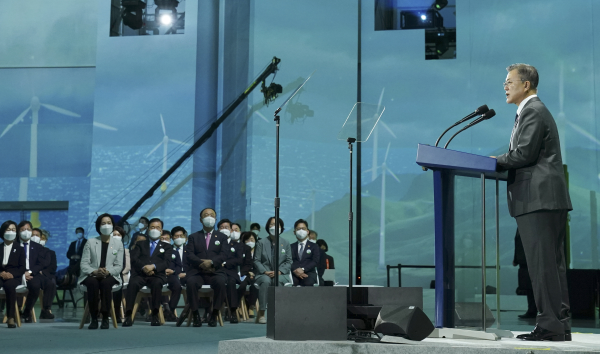 ▲문재인 대통령이 29일 오후 서울 동대문디자인플라자에서 열린 '2050 탄소중립위원회 출범식'에 참석, 격려사를 하고 있다. (연합뉴스)