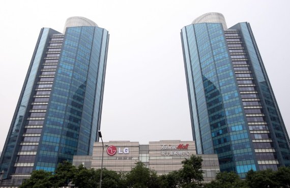 ▲LG와 SK 역시 중국 현지에서 1조 원이 넘는 대규모 자산을 매각 중이다. 사진은 2019년 매각이 결정된 LG의 베이징 트윈타워.  (이투데이DB)