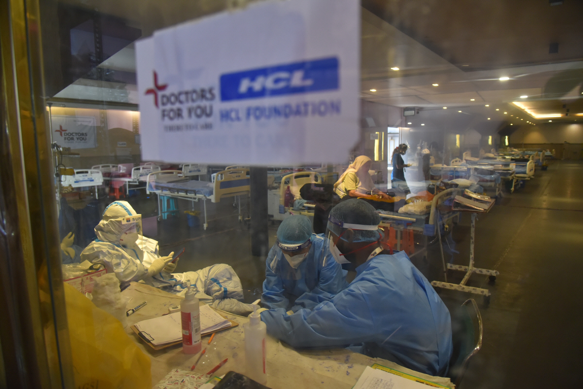 ▲인도 뉴델리의 한 병원 인근의 신종 코로나바이러스 감염증(코로나19) 치료 센터 및 격리 병동 시설에서 의료진이 개인 보호 장비를 착용하고 있다. 뉴델리/EPA연합뉴스
