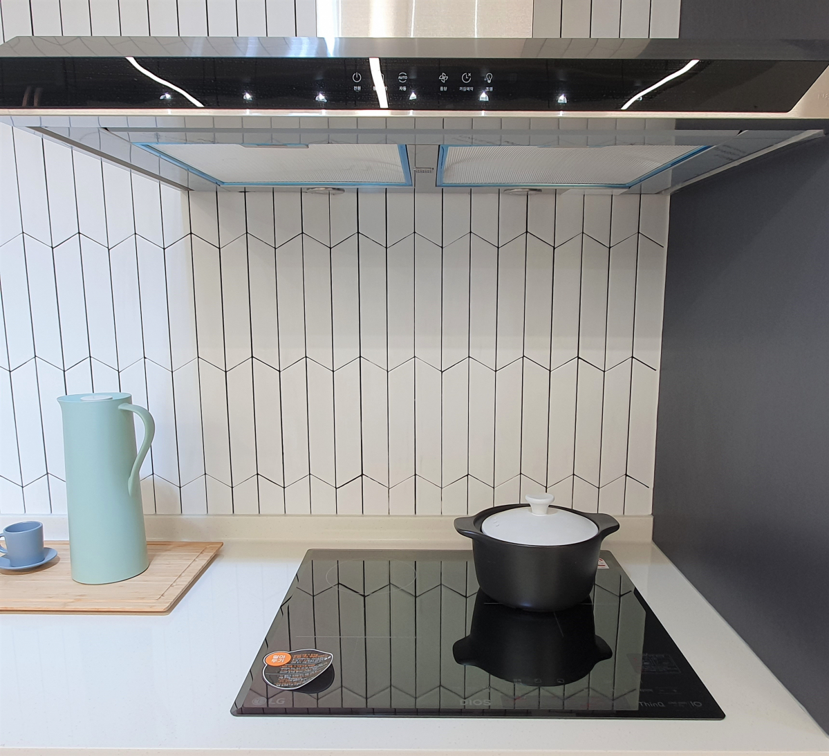 ▲‘나비엔 청정환기시스템 키친플러스’ 3D에어후드와 특화덕트.  (윤기쁨 기자 modest12@)