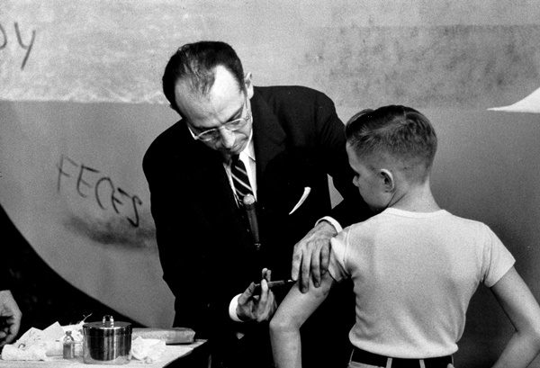 ▲어린 소년에게 새로 개발한 소아마비 백신을 주사하고 있는 조너스소크 박사. 1955 Photo by Al Fenn ⓒThe LIFE Picture Collection(라이프 사진전 제공)