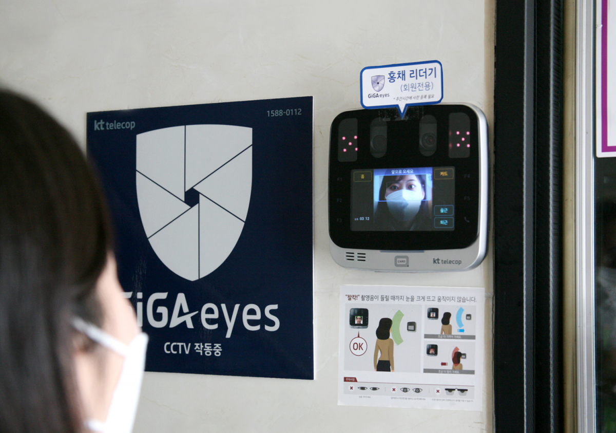 ▲고객이 무인PC방을 출입하기 위해 홍채인증을 하고 있다. (사진제공=KT텔레캅)