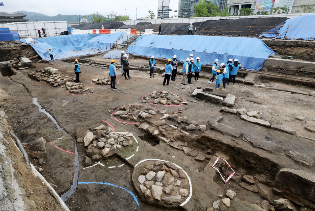 ▲서울시가 21일 오후 새로운 광화문광장 조성 과정에서 문화재 발굴 조사로 드러난 조선시대 육조거리 흔적 등을 시민들에게 공개하고 있다. (뉴시스)