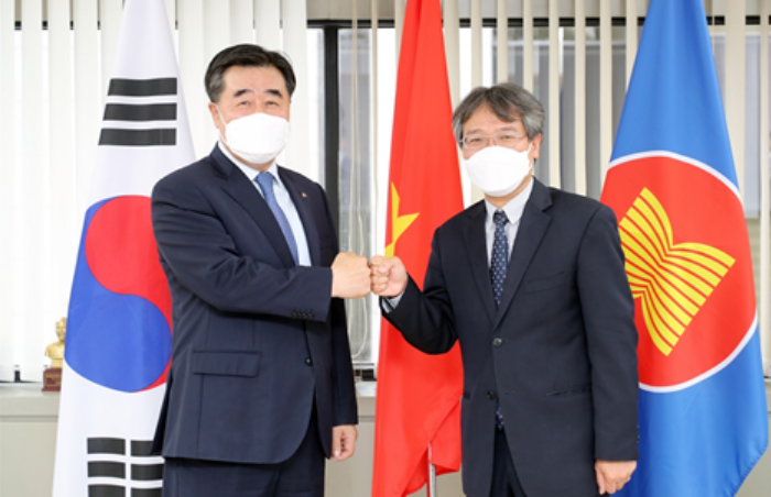 ▲김형(왼쪽) 대우건설 사장과 응우옌 부 뚱 주한베트남대사는 지난 27일 서울 종로구 주한베트남대사관에서 베트남 투자개발사업 확대와 업무협력 강화에 대해 논의했다. (사진제공=대우건설)