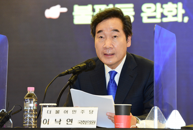 ▲더불어민주당 이낙연 전 대표가 31일 서울 여의도 CCMM빌딩에서 열린 '내 삶을 지켜주는 경제' 정책 토론회에서 기조발제하고 있다. (연합뉴스)