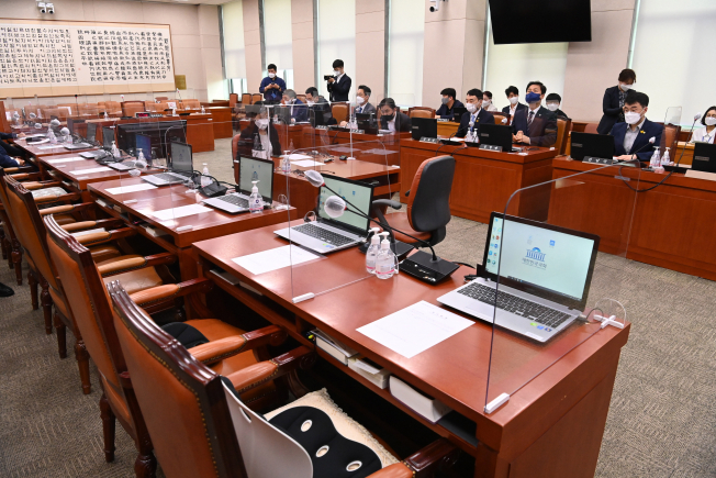 ▲31일 오전 국회에서 열린 법제사법위원회 전체회의에 국민의힘 의원들이 불참하고 있다. 이날 더불어민주당, 열린민주당 등 범여권 의원들은 김오수 검찰총장 후보자 인사청문보고서를 채택했다. (연합뉴스)