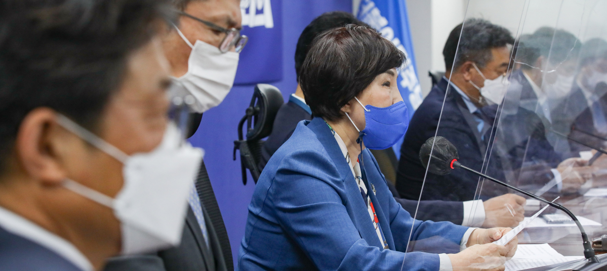 ▲더불어민주당 전혜숙 코로나 백신 치료제 특별위원회 위원장이 31일 오후 서울 여의도 국회의원회관에서 열린 제2차 회의에서 전발언하고 있다. (연합뉴스)