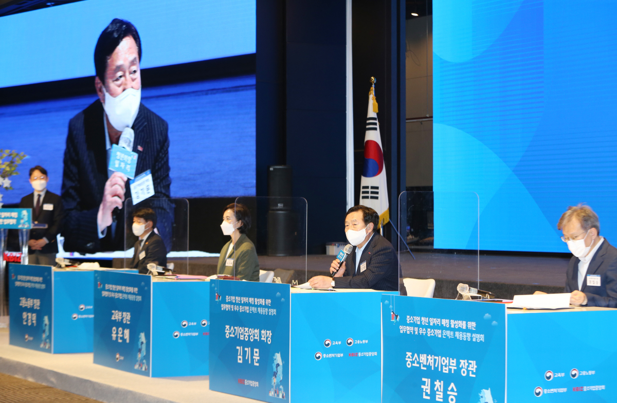▲김기문 중소기업중앙회장(오른쪽에서 두 번째)이 31일 중소기업중앙회에서 열린 청년일자리 간담회에서 질문에 답하고 있다. (사진제공=중소기업중앙회)